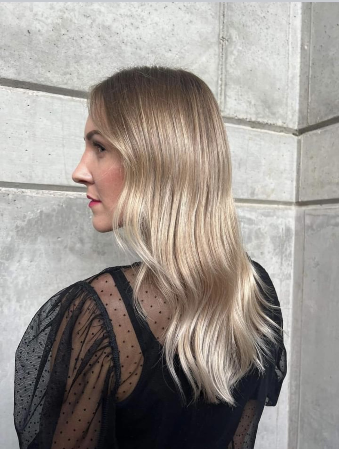 Dlouhé blond vlasy s jemnými vlnami – práce salonu Maisel No.17